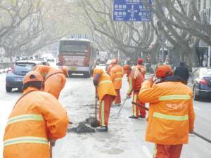 南京“一夜雪无”背后：环卫工人春节放弃返乡
