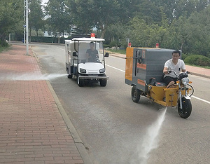 小型電動環(huán)衛(wèi)三輪高壓沖洗車，環(huán)衛(wèi)工人清洗道路的必備工具